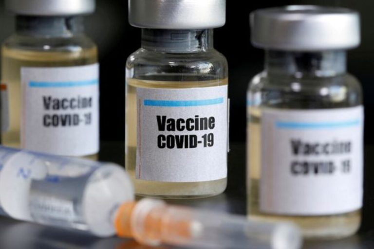 FOTO DE ARCHIVO: Pequeños frascos etiquetados con la etiqueta «Vacuna COVID-19» y una jeringuilla se ven en esta ilustración tomada el 10 de abril de 2020